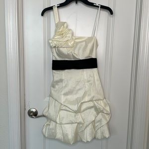 One shoulder Dress Cream and Black Size 7 Junior
